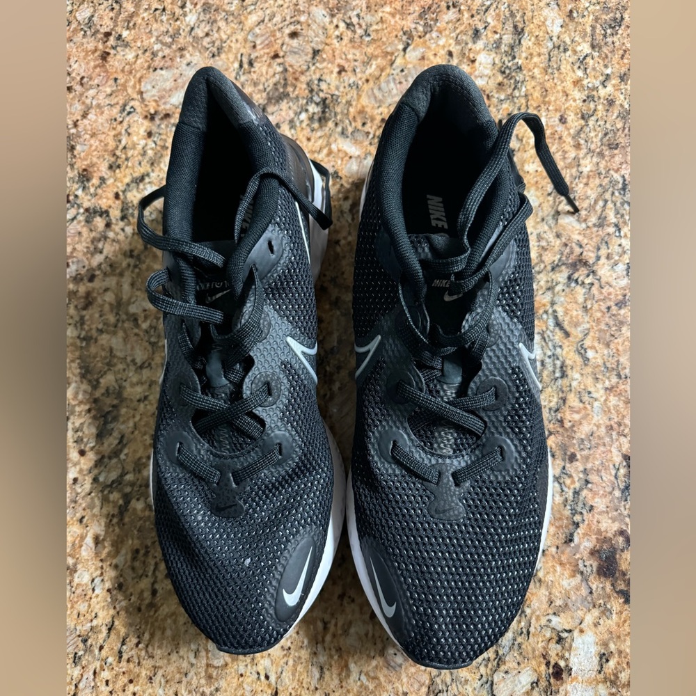 Nike renew men’s jogging sneakers